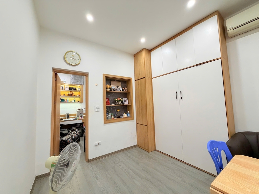 BÁN CĂN HỘ TẬP THỂ NGUYỄN KHOÁI - HAI BÀ TRƯNG: TẦNG 2 TIỆN LỢI - FULL NỘI THẤT XỊN - SÂN CHUNG RỘNG - GIÁ 3.25 TỶ