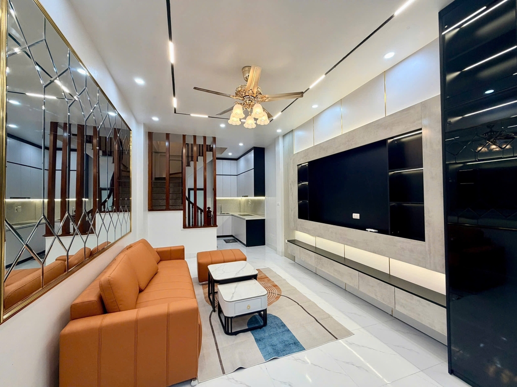 BÁN NHÀ MẶT NGÕ LINH QUANG - ĐỐNG ĐA: Ô TÔ VÀO NHÀ - KINH DOANH SẦM UẤT - 50M RA MẶT HỒ - GIÁ 15.6 TỶ