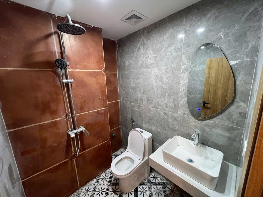 NHÀ 3 TẦNG DÂN XÂY MỚI HOÀN THIỆN - NGÕ 49.28.46 ĐỨC GIANG - 52.7M² - 8.4 TỶ