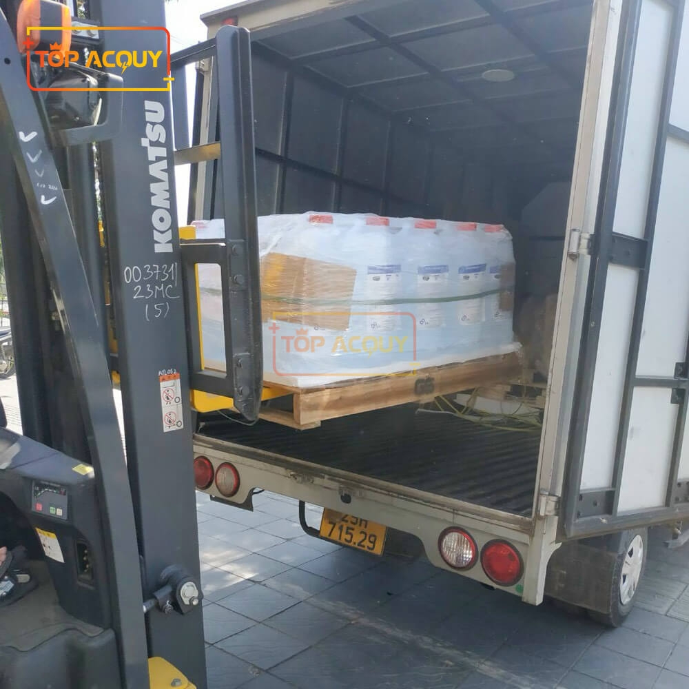 Nước cất châm bình ắc quy xe nâng Rocket can 30L