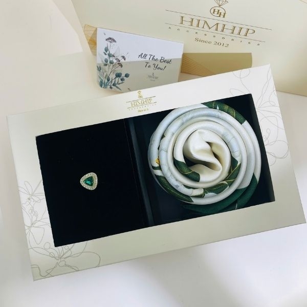 Set Quà 20/10 HimHip Khăn Lụa 70x70cm & Pin Cài Tự Hít Kèm Túi Hộp Thiệp - 1301