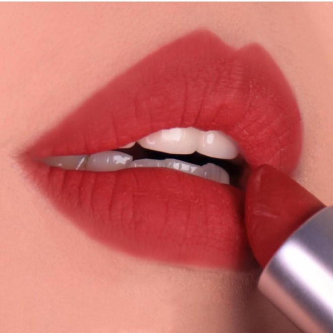 Son thỏi lì matte MAC Powder Kiss Lipstick