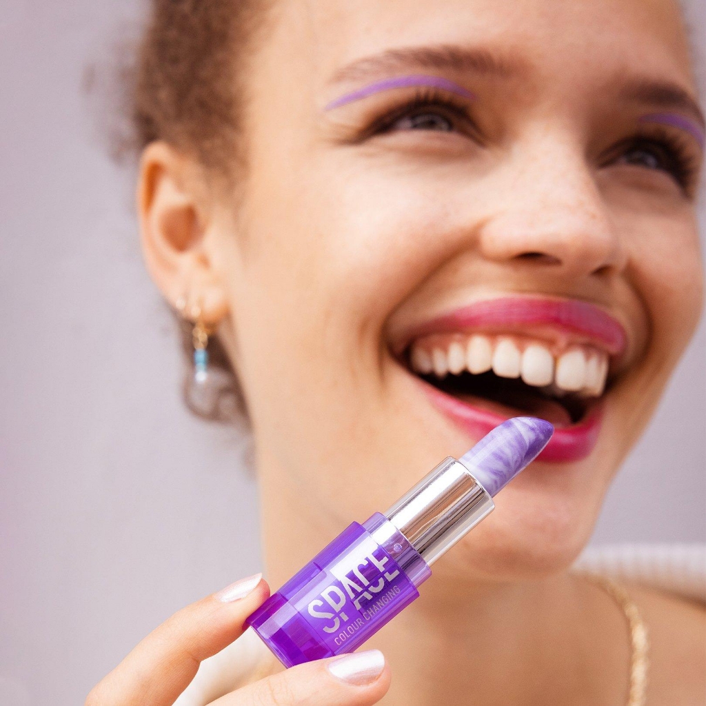 Son đổi màu Essence Space Glow Color Changing Lipstick