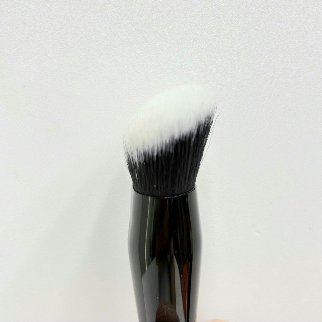 Cọ đa năng tán nền đầu vát Amora Slanted Foundation Brush F02