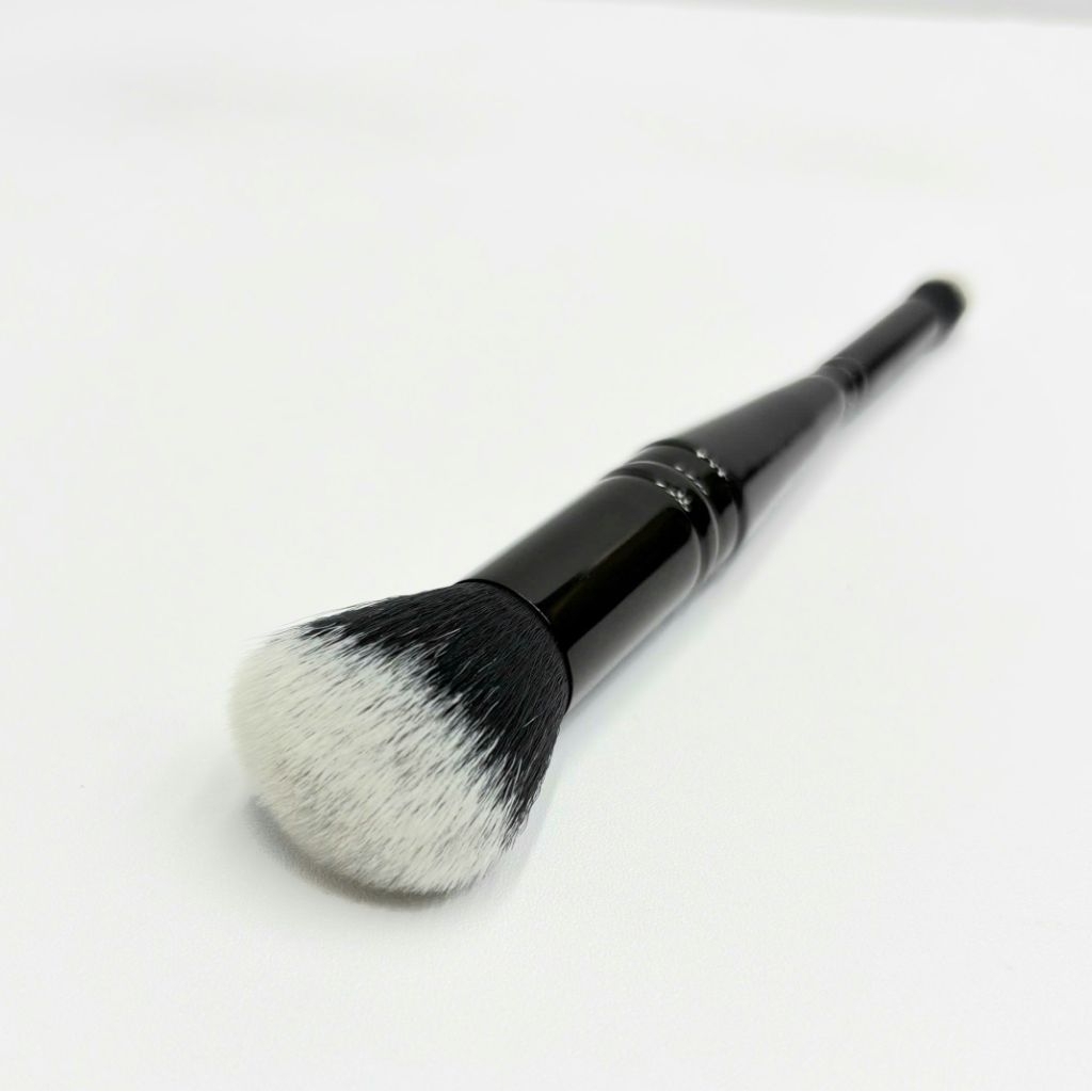 Cọ 2 đầu kem nền và kem che khuyết điểm Amora Dual-Ended Foundation & Concealer Brush DE01