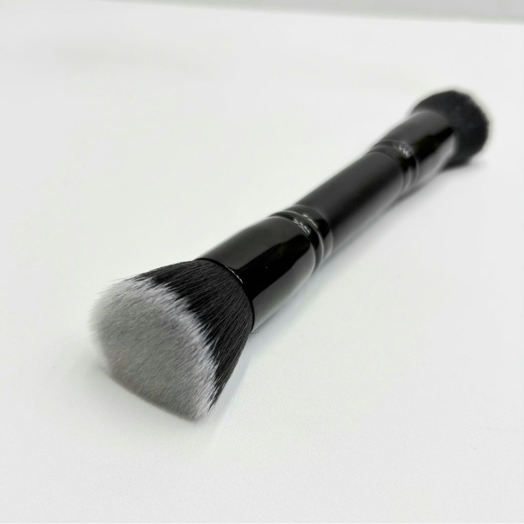 Cọ 2 đầu kem nền và phấn phủ Amora Dual-Ended Foundation & Powder Brush DE03