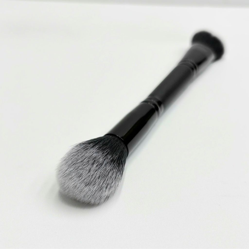 Cọ phấn 2 đầu giúp tán phấn bắt sáng và tạo khối Amora Dual-Ended Highlighter & Contour Brush DE02