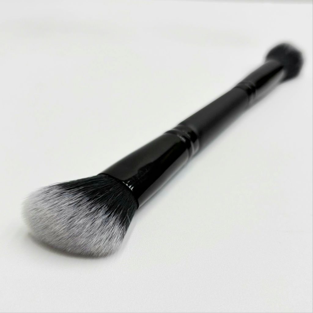 Cọ phấn 2 đầu giúp tán phấn bắt sáng và tạo khối Amora Dual-Ended Highlighter & Contour Brush DE02