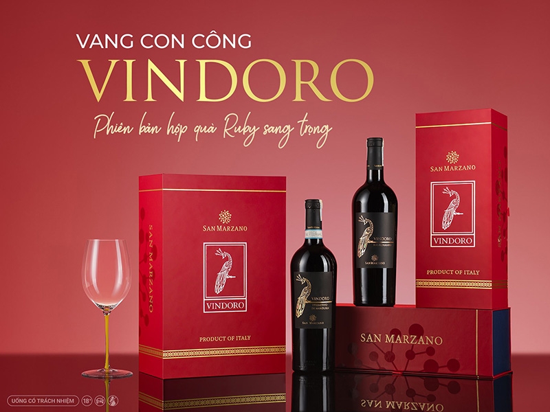 Chai vang con Công Vindoro Negroamaro cùng hộp đựng của hãng San Marzano