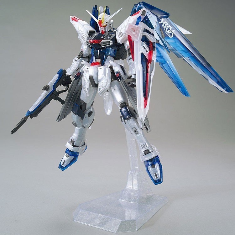 Mô hình lắp ráp MG 1/100 FREEDOM GUNDAM Ver.2.0 THE G-BASE CLEAR COLOR bandai