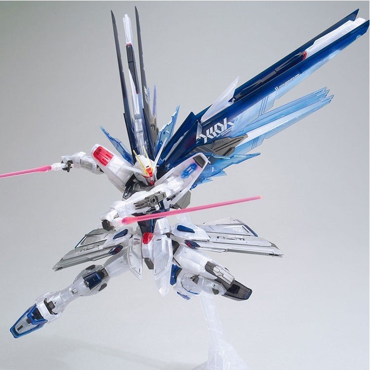 Mô hình lắp ráp MG 1/100 FREEDOM GUNDAM Ver.2.0 THE G-BASE CLEAR COLOR bandai