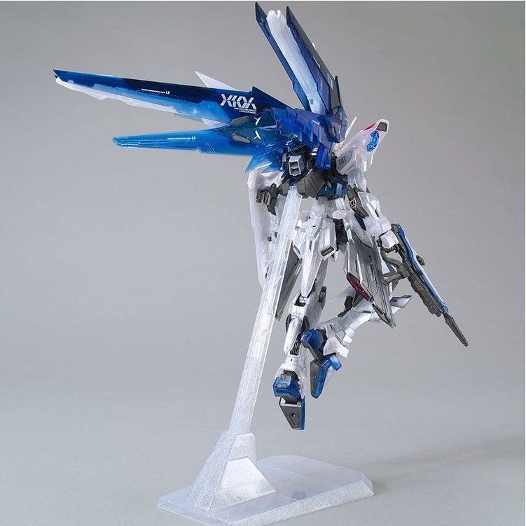 Mô hình lắp ráp MG 1/100 FREEDOM GUNDAM Ver.2.0 THE G-BASE CLEAR COLOR bandai