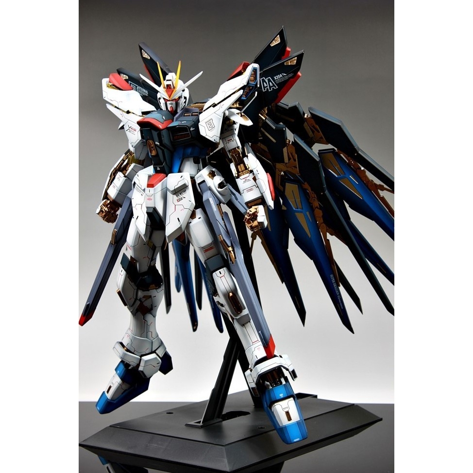 Mô hình lắp ráp PG 1/60 Strike Freedom Gundam Bandai