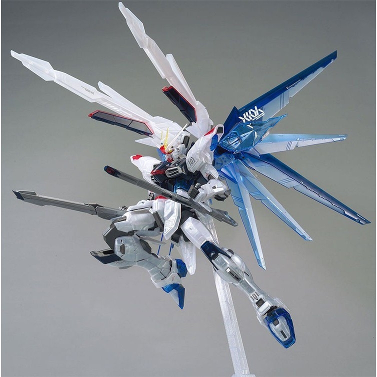 Mô hình lắp ráp MG 1/100 FREEDOM GUNDAM Ver.2.0 THE G-BASE CLEAR COLOR bandai