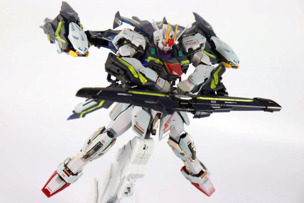 Mô hình lắp ráp MG 1/100 Lightning Strike Gundam striker ver MB 8830 Daban