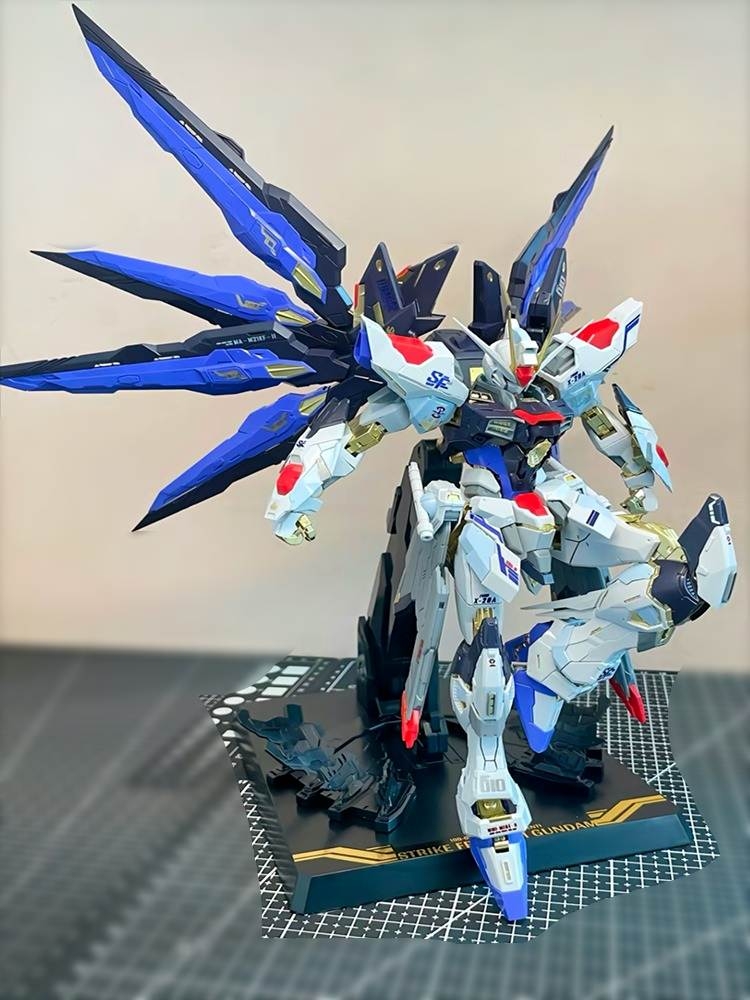 Mô hình lắp ráp MG Strike Freedom Soul Blue ver MB 1/100 8802S daban