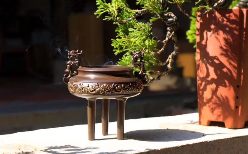 Lư hương chân cao (Đỉnh trầm chân cao)