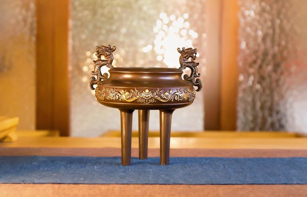 Lư hương chân cao (Đỉnh trầm chân cao)