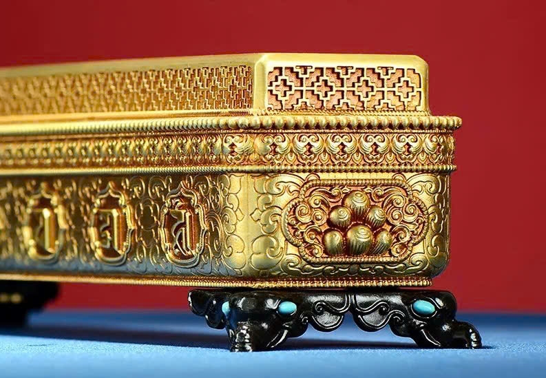 Lư hương truyền thống tây tạng khắc nổi Bát Kiết Tường và thần chú Omanipadmehums dài 30 cm