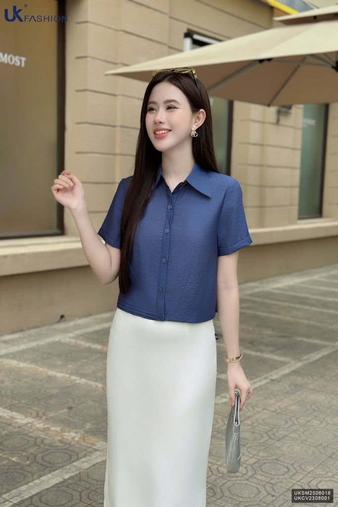 Sơ mi cổ đức xếp chéo bấu gấu gọn gàng UKSM2506016