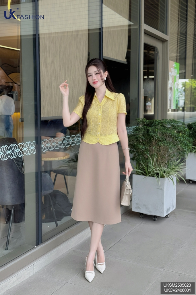 Sơ mi hoạ tiết bo gấu V cổ xinh xắn, mềm nhẹ UKSM2505020