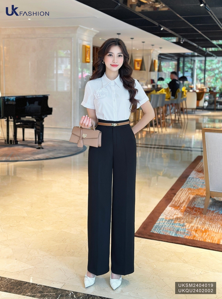 Sơ mi dáng croptop cổ đức hoa ngực duyên dáng, hợp thời trang, hiện đại UKSM2404019