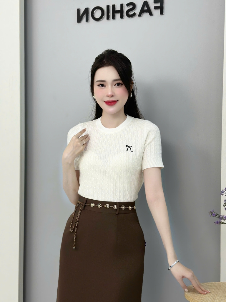 Áo Len Cộc Tay Thêu Nơ UK Fashion Công Sở Nữ Nữ Tính, Thanh Lịch Vải Mềm Mịn UKFAL2410002