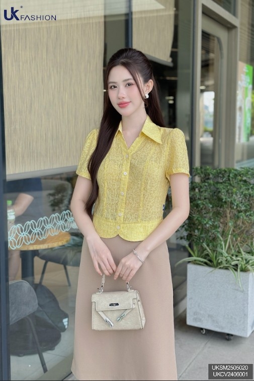Sơ mi hoạ tiết bo gấu V cổ xinh xắn, mềm nhẹ UKSM2505020