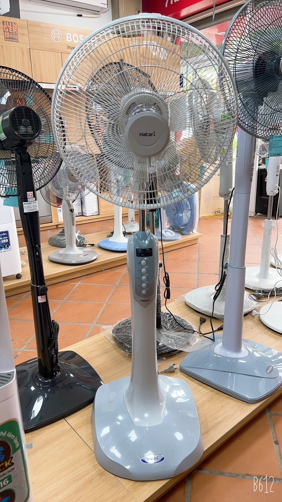 Quạt đứng Thái Lan Hatari HD-P16R3 có điều khiển từ xa