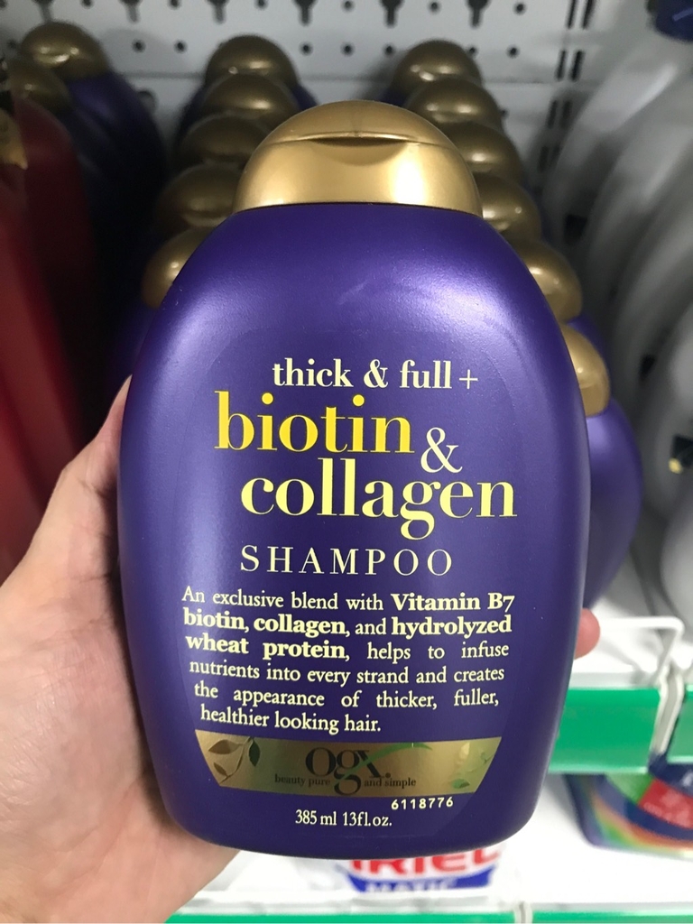 Tóc bóng mượt và khỏe mạnh với dầu gội OGX Biotin & Collagen. Với thành phần từ tinh chất biotin và collagen, sản phẩm sẽ giúp tóc của bạn được nuôi dưỡng từ gốc đến ngọn, giảm gãy rụng và tăng cường sức đề kháng cho tóc. Bạn sẽ cảm nhận được sự khác biệt ngay khi sử dụng sản phẩm này.
