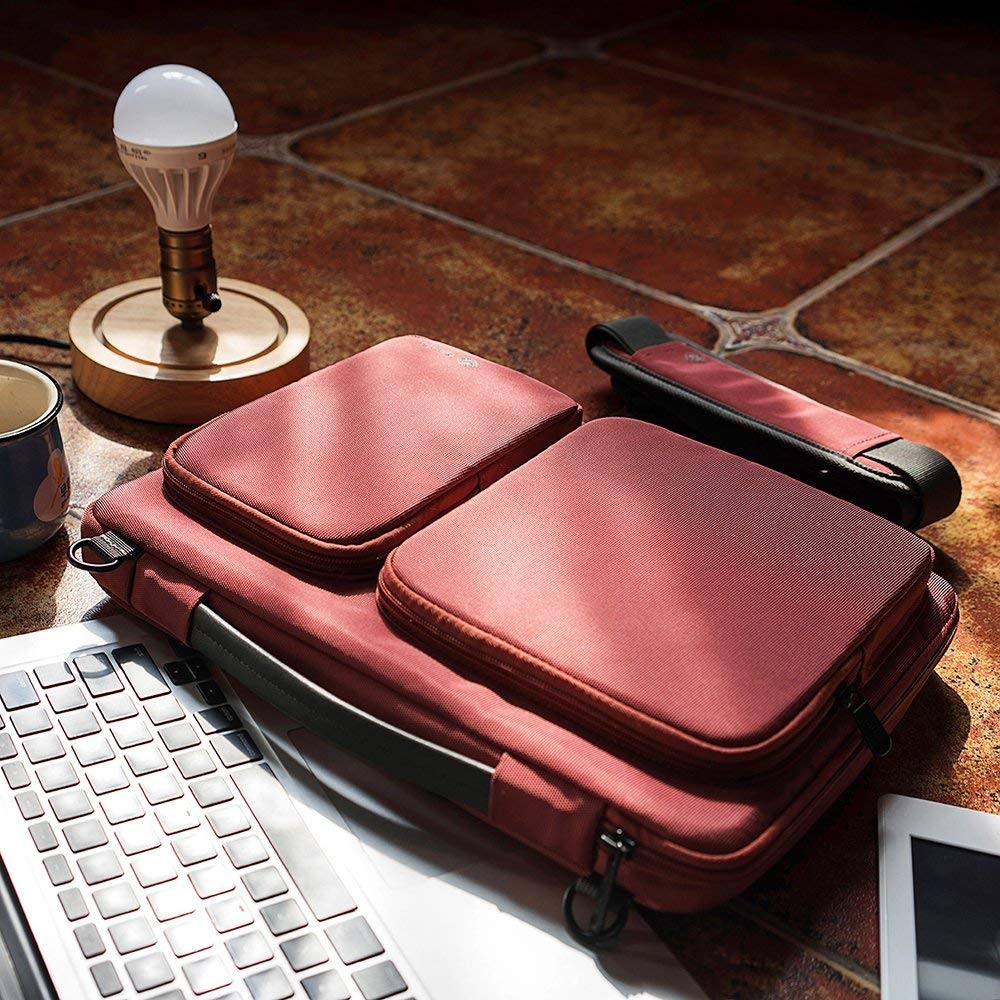 Túi Đeo Tomtoc (Usa) 360* Shoulder Bags Macbook 13″ Red – A42-C01R