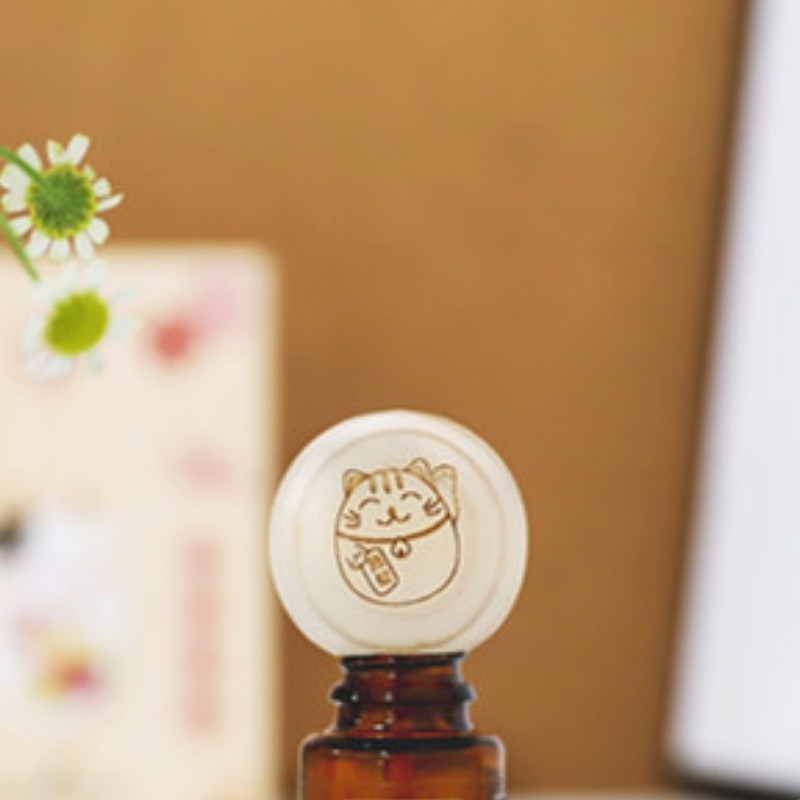 Hàng Trưng Bày - (QUÀ TẶNG) Gỗ Thông Tròn MÈO THẦN TÀI – Khuếch Tán Tinh Dầu Thơm Phòng Siêu Tiện Lợi