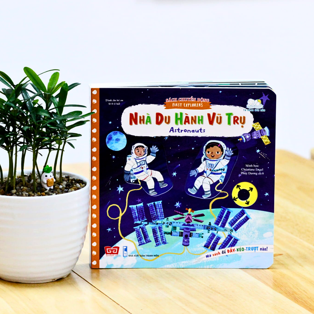 Sách chuyển động First Explorers - Nhà du hành vũ trụ - Đinh Tị Books