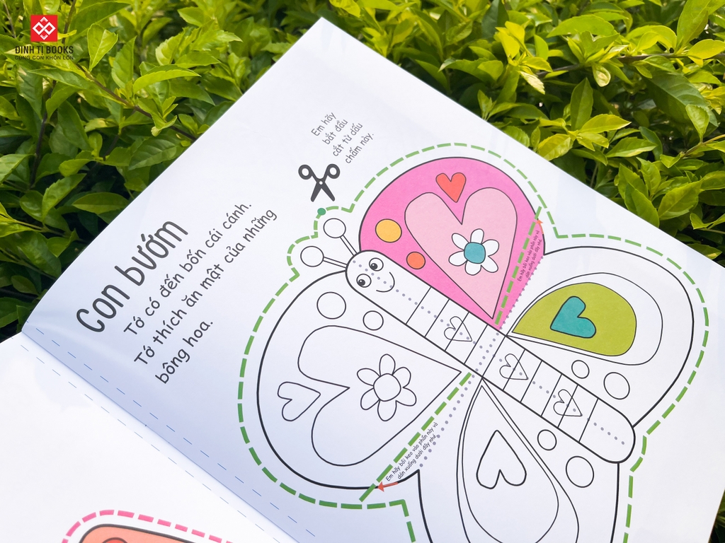 Sách - Cắt, gấp, tô màu - Hơn 20 hình dán và sticker rèn luyện kỹ năng cho trẻ 3 - 9 tuổi