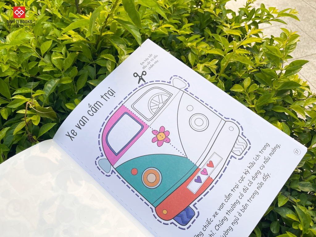 Sách - Cắt, gấp, tô màu - Hơn 20 hình dán và sticker rèn luyện kỹ năng cho trẻ 3 - 9 tuổi