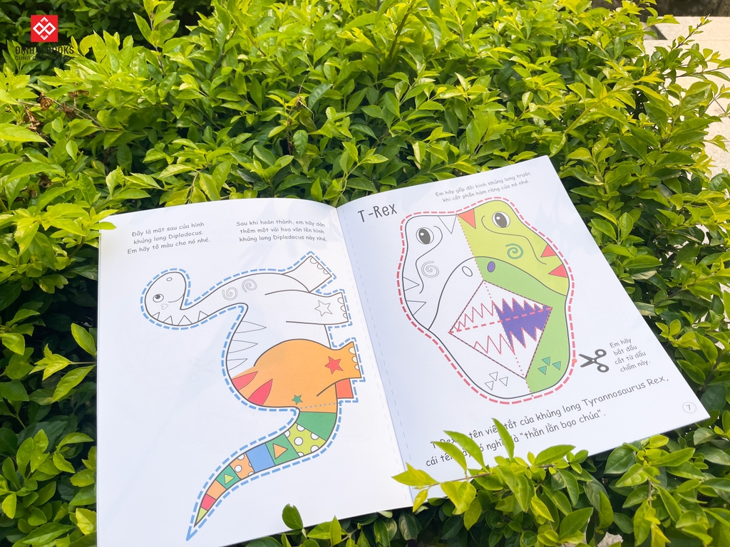 Sách - Cắt, gấp, tô màu - Hơn 20 hình dán và sticker rèn luyện kỹ năng cho trẻ 3 - 9 tuổi