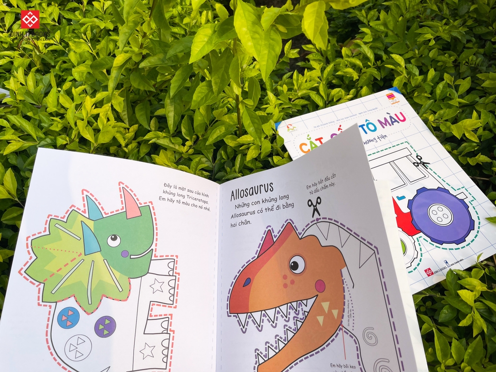 Sách - Cắt, gấp, tô màu - Hơn 20 hình dán và sticker rèn luyện kỹ năng cho trẻ 3 - 9 tuổi