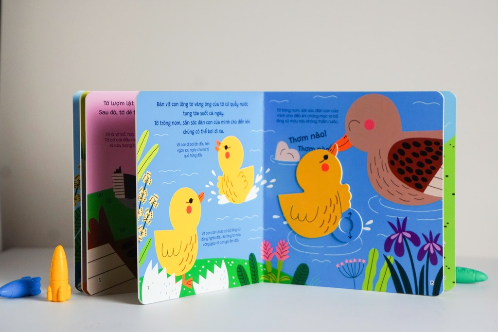 Sách tương tác cho bé - Thế giới nhỏ động đậy - Đinh Tị Books