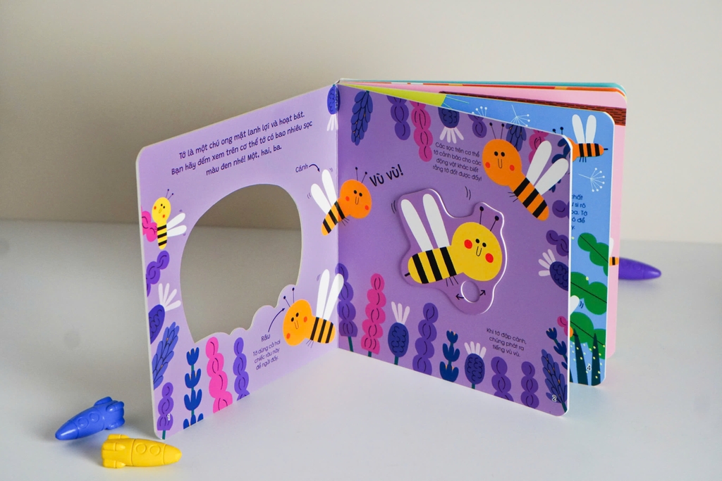 Sách tương tác cho bé - Thế giới nhỏ động đậy - Đinh Tị Books