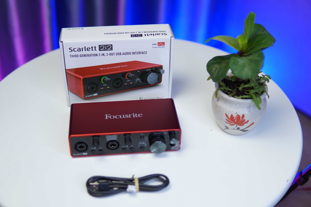 SOUNDCAR FOCUSRITE SCARLETT 2I2