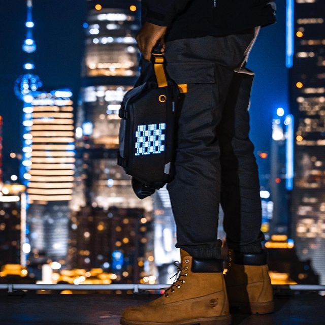 Túi đeo chéo màn hình LED Divoom Pixoo Sling Bag độc đáo, cá tính