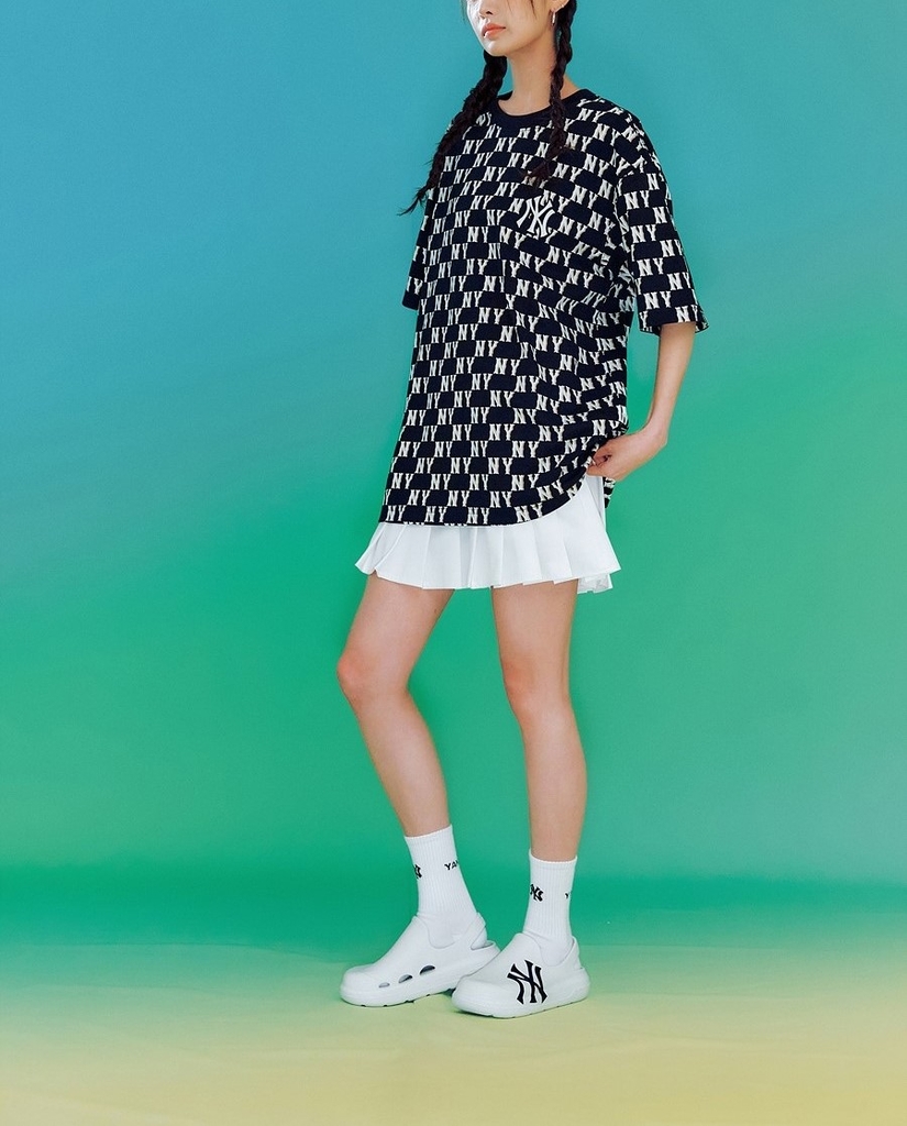 Áo Thun MLB Classic Monogram Front Panel Pattern Short Sleeve New York Yankees Black