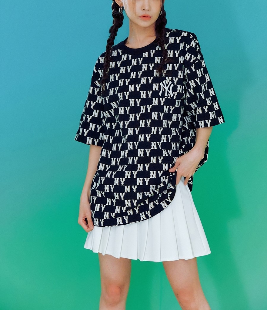 Áo Thun MLB Classic Monogram Front Panel Pattern Short Sleeve New York Yankees Black