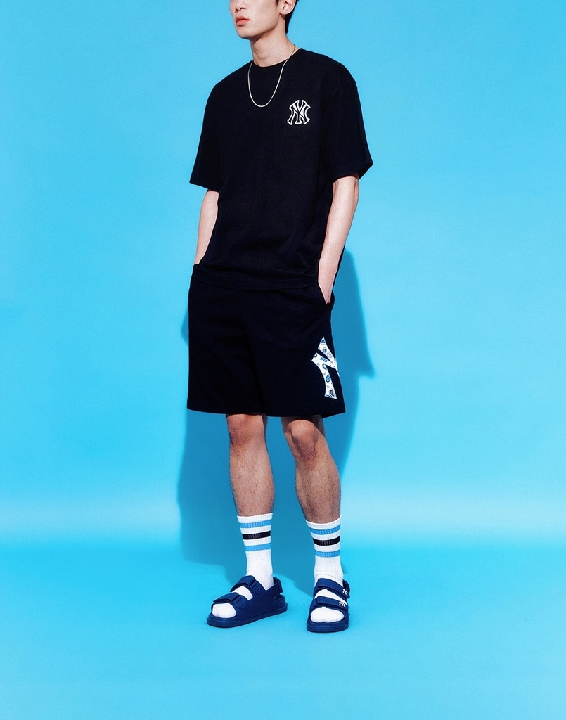 Áo Thun MLB Paisley Clipped Logo Short Sleeve New York Yankees Black