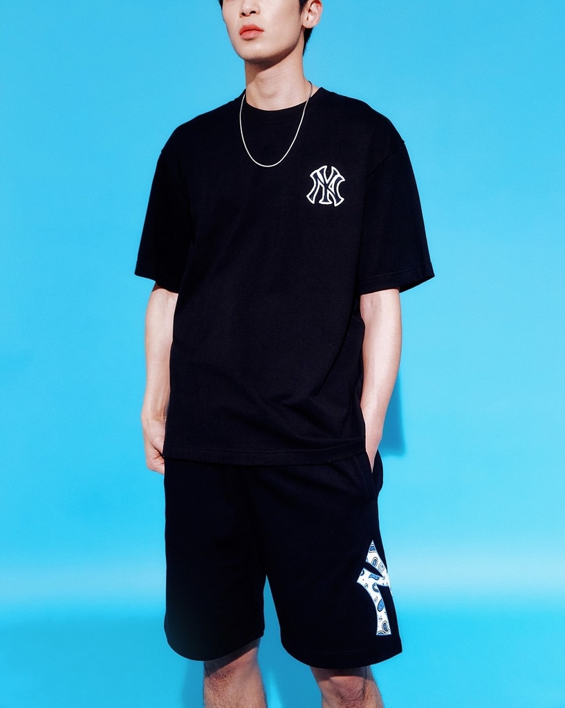 Áo Thun MLB Paisley Clipped Logo Short Sleeve New York Yankees Black