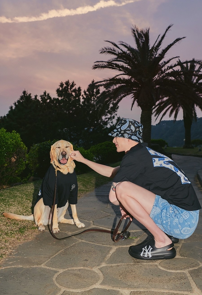 Áo Thun MLB Paisley Clipped Logo Short Sleeve New York Yankees Black