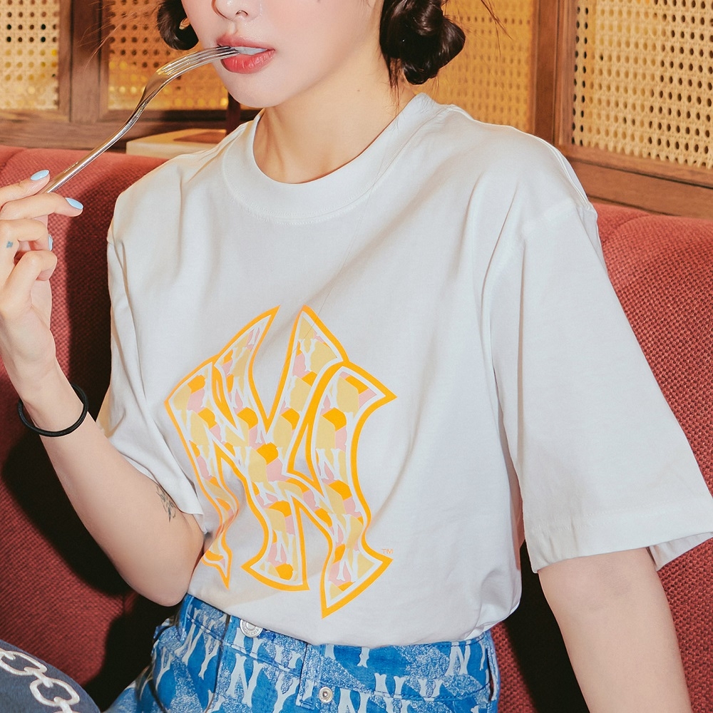 Áo Thun MLB Cube Clipping Monogram New York Yankees Cream