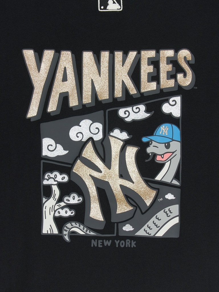 Áo Thun MLB New Year Snake Cartoon Graphic Overfit Short Sleeve T-Shirt New York Yankees Black