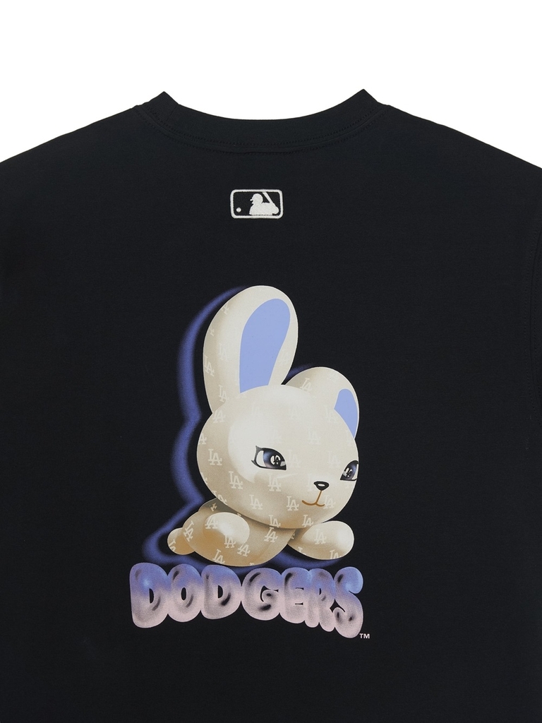 Áo Thun MLB Oversized Short-Sleeve T-Shirt Featuring Bernie's Back Graphic LA Dodgers Black