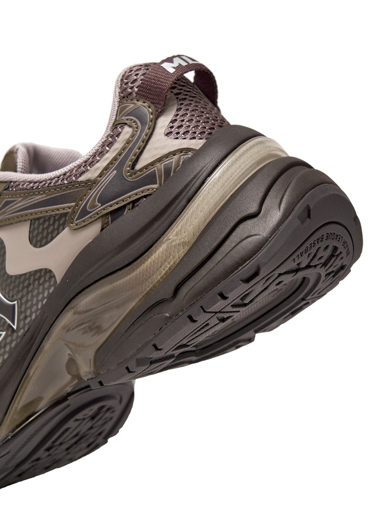 Giày MLB Curve Runner Enamel New York Yankees Brown [Karina PICK]